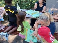 Nach dem Spendenlauf konnten sich die Kinder eine Teilnehmerurkunde und eine kleine S&uuml;&szlig;igkeit abholen.